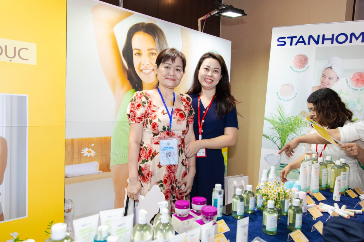 Quý đại biểu, y bác sĩ đến tham quan gian hàng Dược mỹ phẩm Stanhome