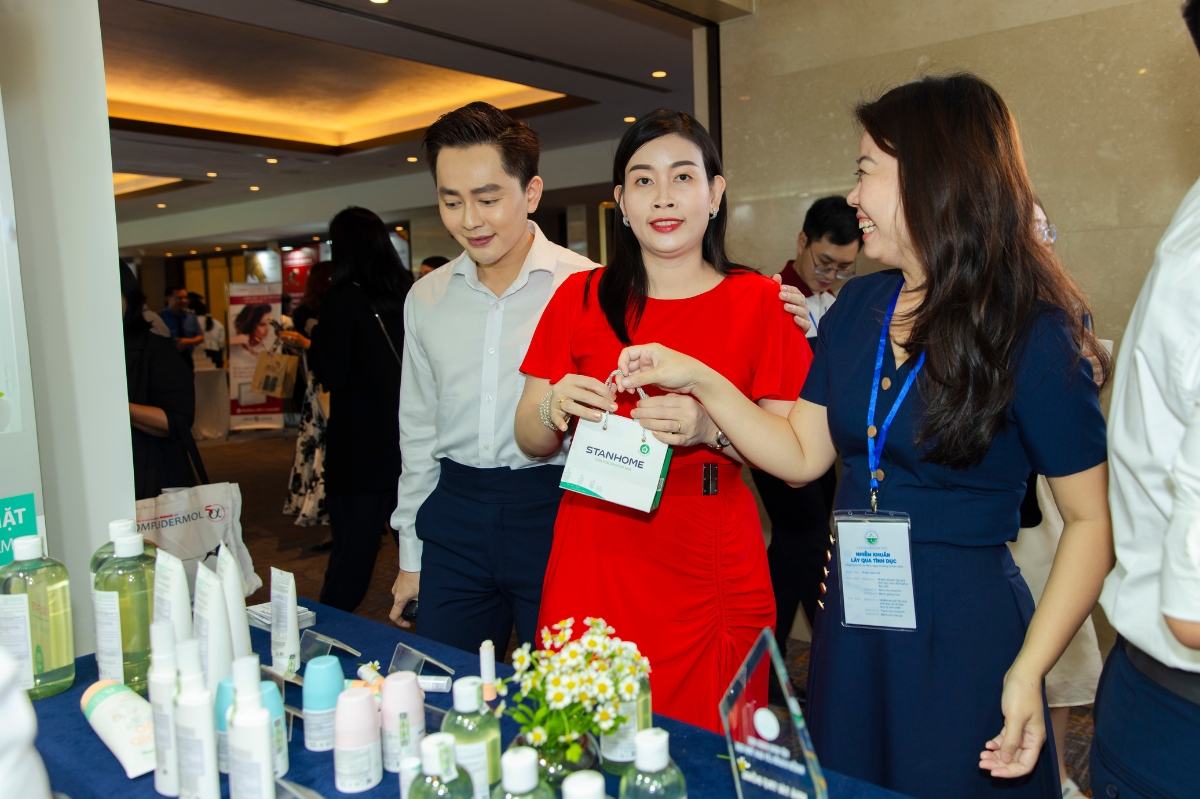 Quý đại biểu, y bác sĩ đến tham quan gian hàng Dược mỹ phẩm Stanhome