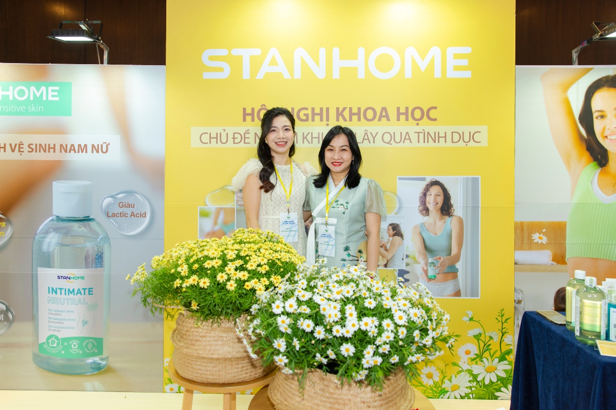 Quý đại biểu, y bác sĩ đến tham quan gian hàng Dược mỹ phẩm Stanhome