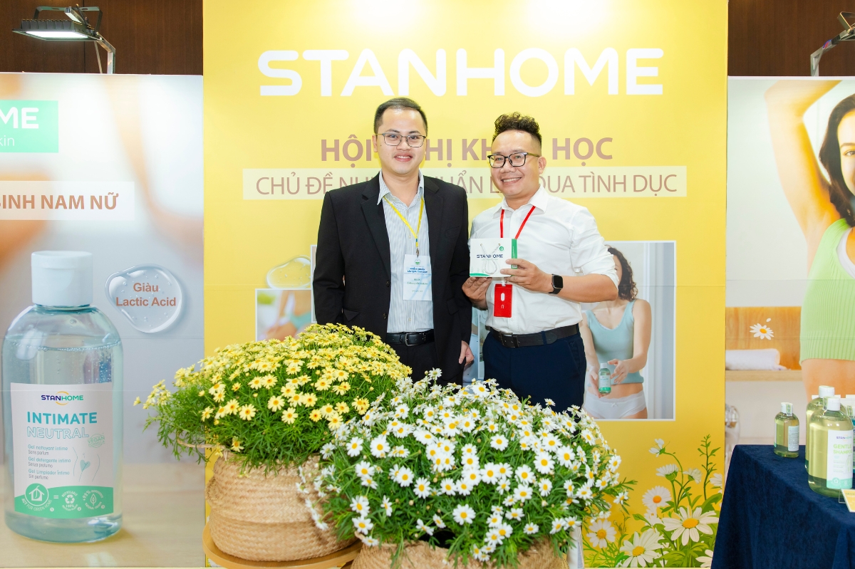 Quý đại biểu, y bác sĩ đến tham quan gian hàng Dược mỹ phẩm Stanhome