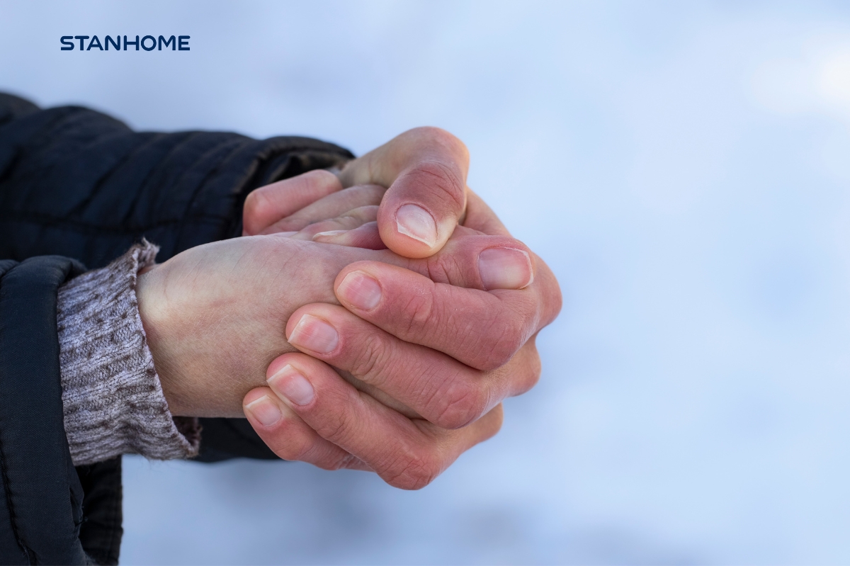 Không giữ ấm bằng găng tay và không sử dụng kem dưỡng ẩm khiến da tay khô hơn vào mùa hanh khô