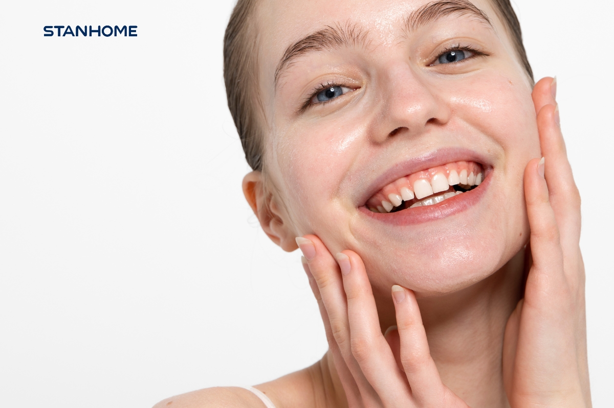 Sử dụng kem dưỡng ẩm cho da khô nhạy cảm mỗi ngày để bảo vệ và duy trì sự tươi trẻ của làn da