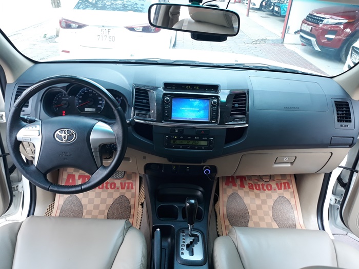 Nội thất xe Fortuner rộn rãi, rất mới vì chủ xe đi ít