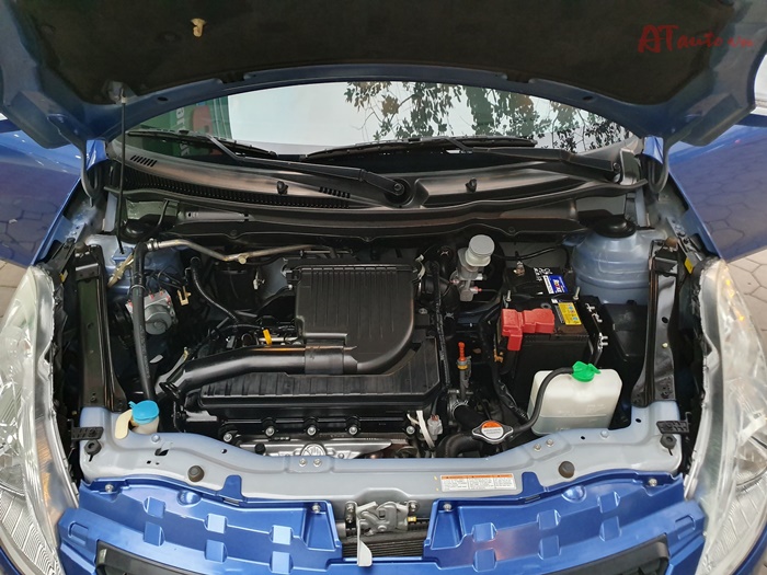 Máy móc còn zin nguyên bản vì xe đi rất ít, mới 2,3 vạn KM
