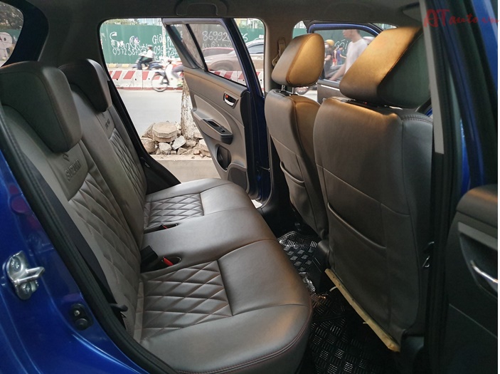 Hàng ghế sau dành cho 3 người ngồi