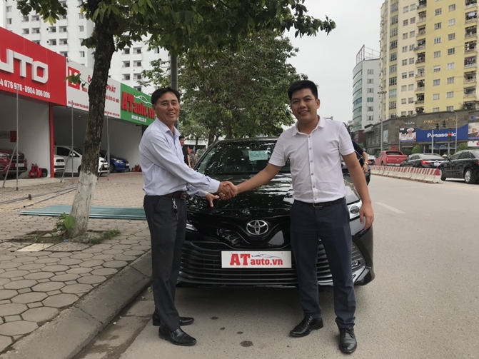 Ngay sáng hôm sau, khách hàng đã có mặt để nhận xe vì quá mong chờ Camry 2019