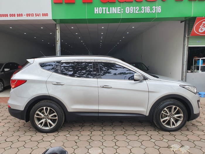 Salon ATauto đang trưng bày và bán xe tại  số 6 Thành Thái, Dịch Vọng, Cầu Giấy, Hà Nội