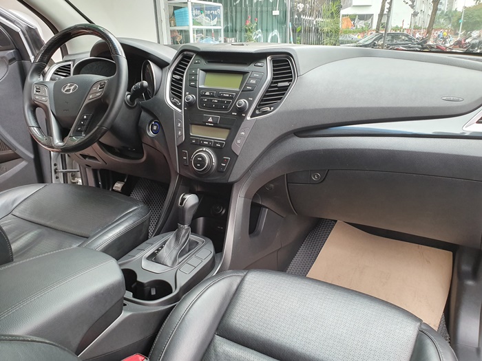 Xe trang bị cửa sổ trời hiện đại và nhiều tiện nghi cao cấp