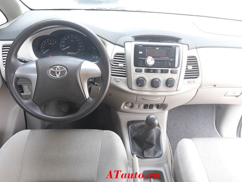 Nội thất nguyên bản của Innova 2.0E 2014