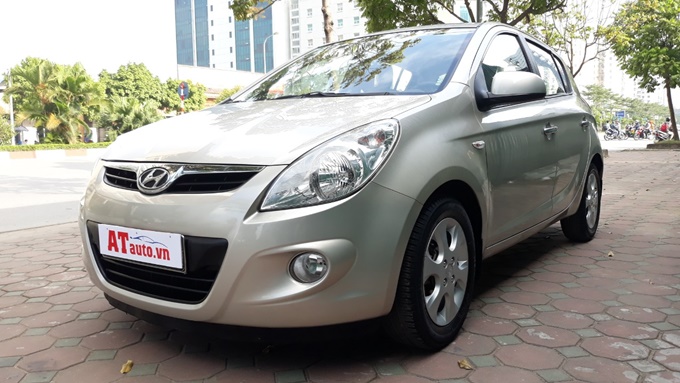 Xe i20 kiểu dáng hatchback nhỏ nhắn dễ lái, rộng rãi cho cả gia đình