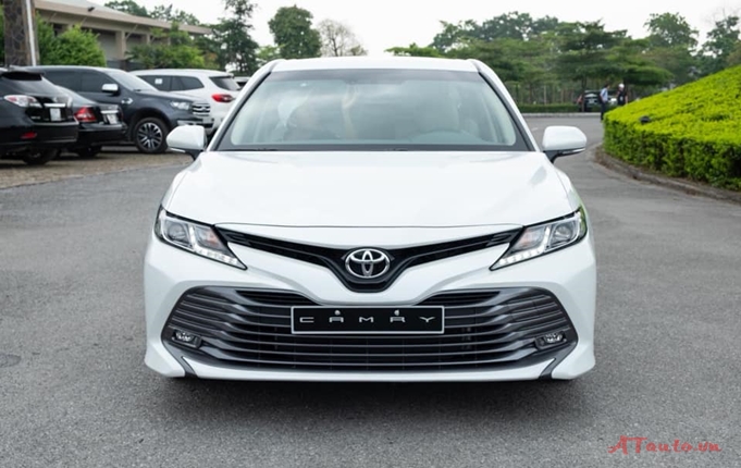 Xe Camry 2.0G màu trắng ngọc trai