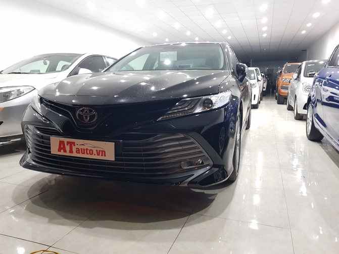 Xe camry về salon ATauto trong đêm tối 