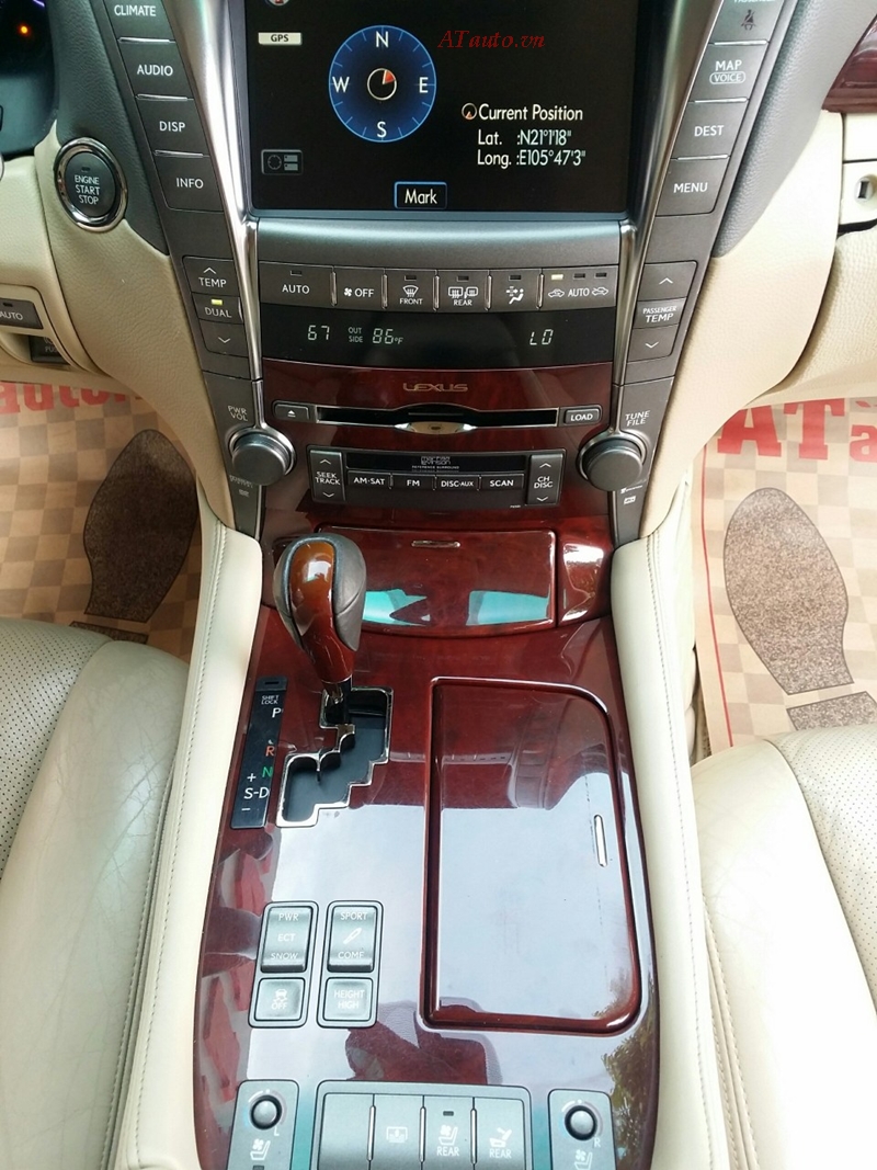 Khu vực hộp số được ốp gỗ sang trọng
