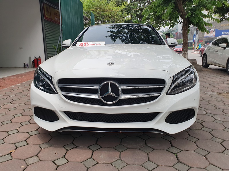 Xe đang được bày bán tại salon ATauto.vn