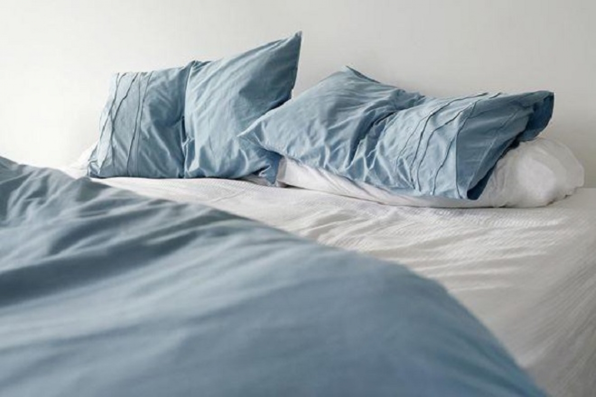 gấp chăn màn khi vừa ngủ dậy là thói quen không tốt