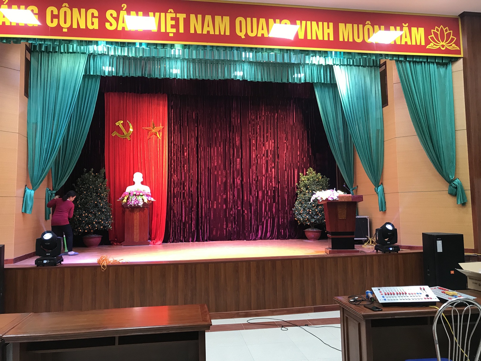 Lắp đặt hệ thống ánh sáng sân khấu cho UBND Xã Đồng Tiến - Khoái Châu - Hưng Yên