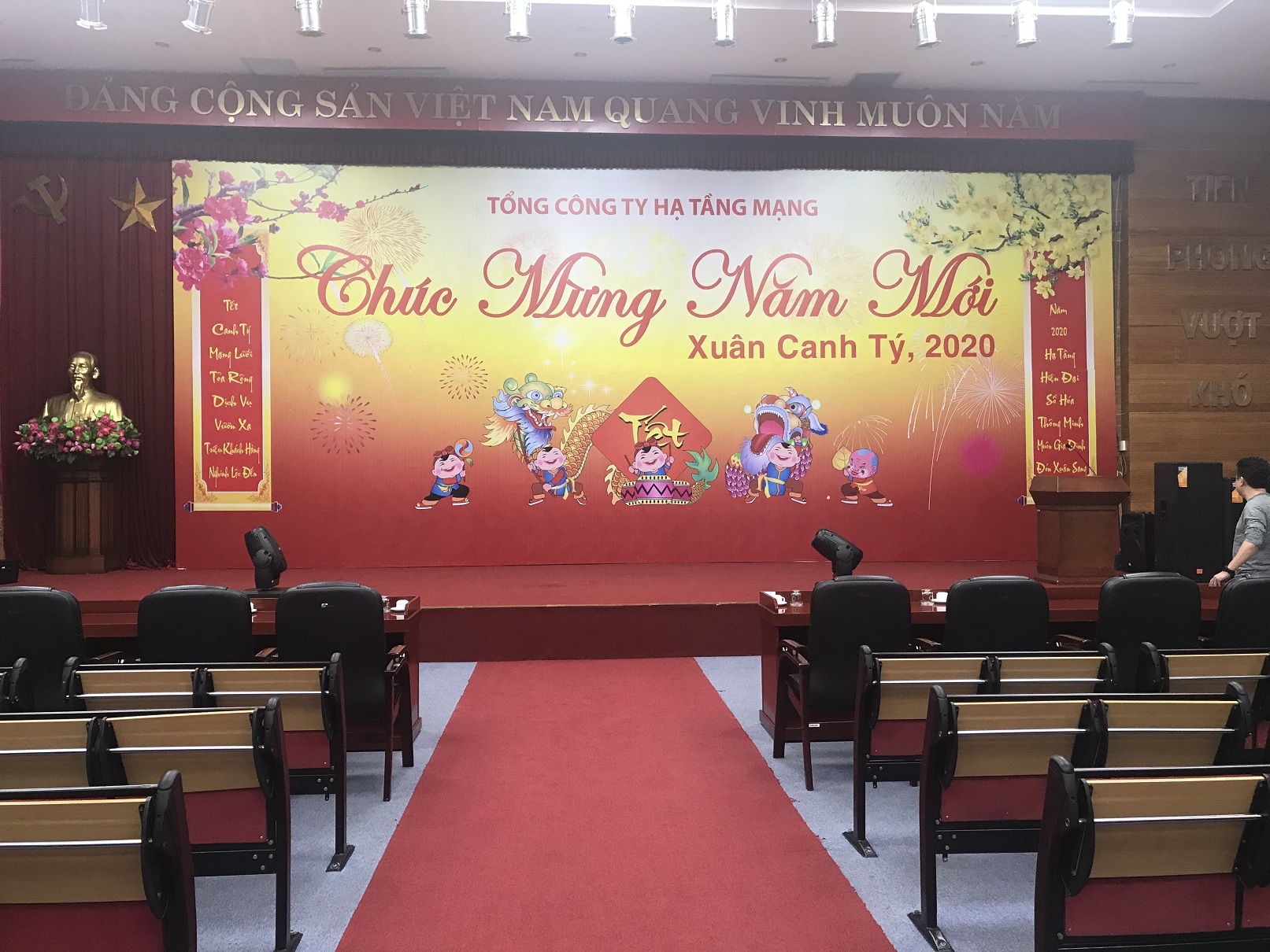 Lắp đặt hệ thống ánh sáng sân khấu cho hội trường tòa VNPT Phạm Hùng- Hà Nội