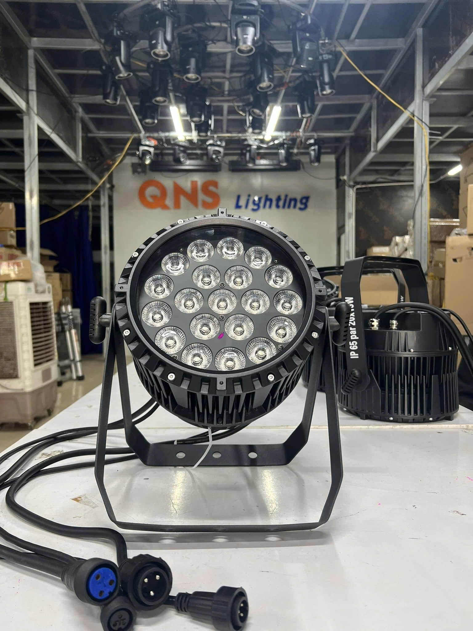 ĐÈN PAR LED 20x15W IP65 (CHỐNG NƯỚC)