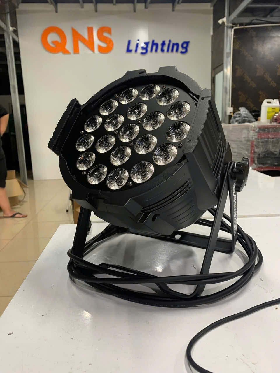 ĐÈN PAR LED 20X15W - QNS