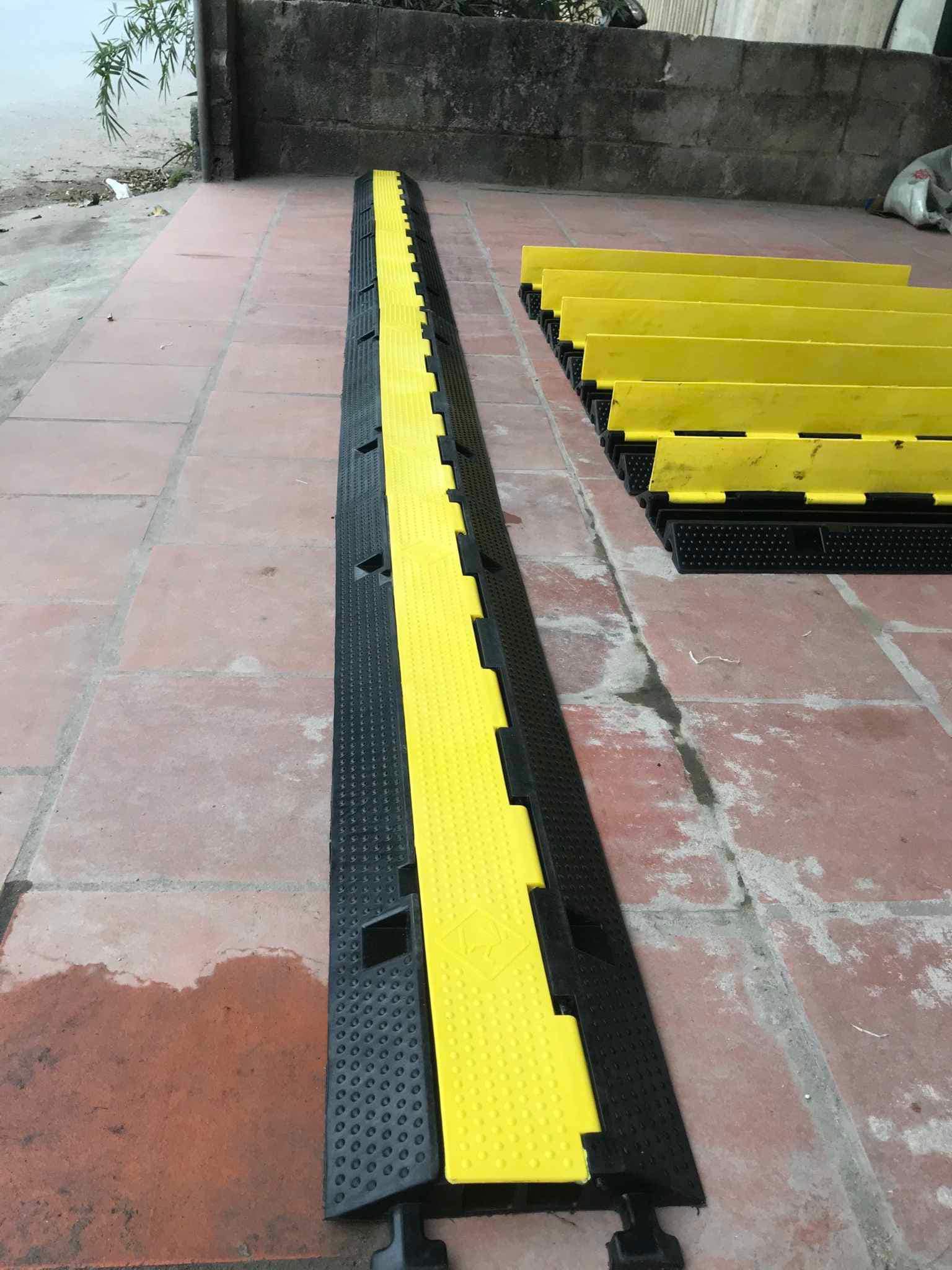 Gờ Cao Su Bảo Vệ Dây Cáp
