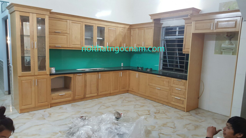 Tủ bếp gỗ sồi Nga tự nhiên