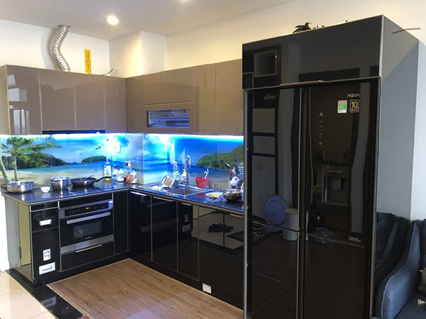 Không gian bếp lắp đặt tủ inox cánh kính thêm gọn gàng và hiện đại 