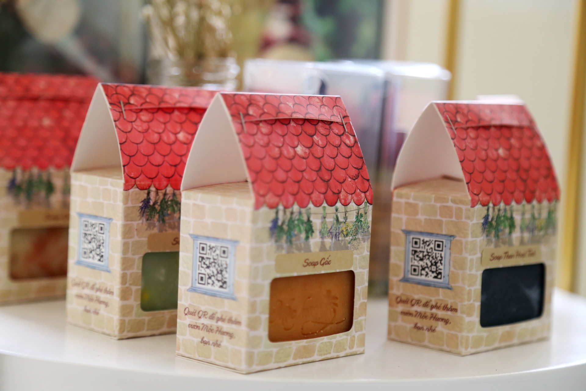 Lo rằng soap tự nhiên không tắm sạch, chị khách 'quất' lẹ 4 bánh soap sau khi dùng thử