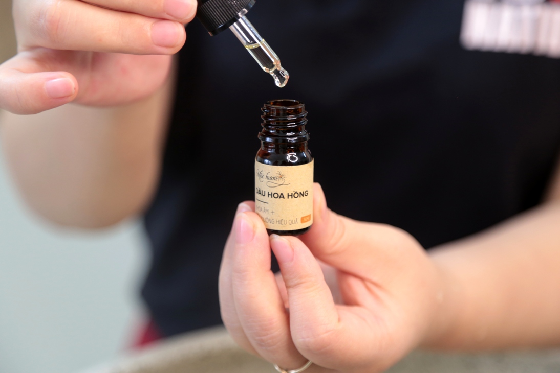 Dùng Dầu dưỡng hoa hồng thế nào mới là đúng?