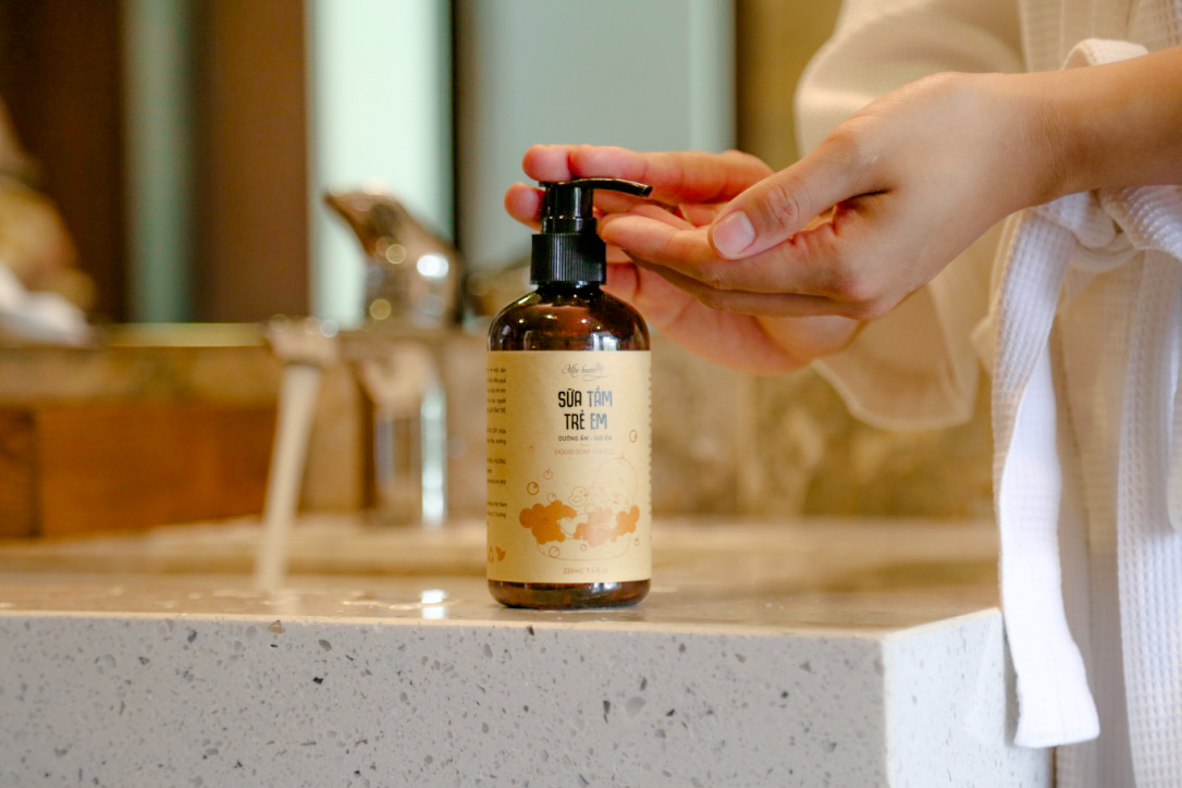 Mùa Đông rửa mặt với Sữa tắm trẻ em Mộc Hương