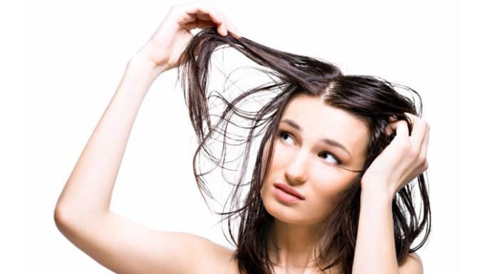 Vì sao tóc bị bết khi mới chuyển sang dùng dầu gội thảo mộc?