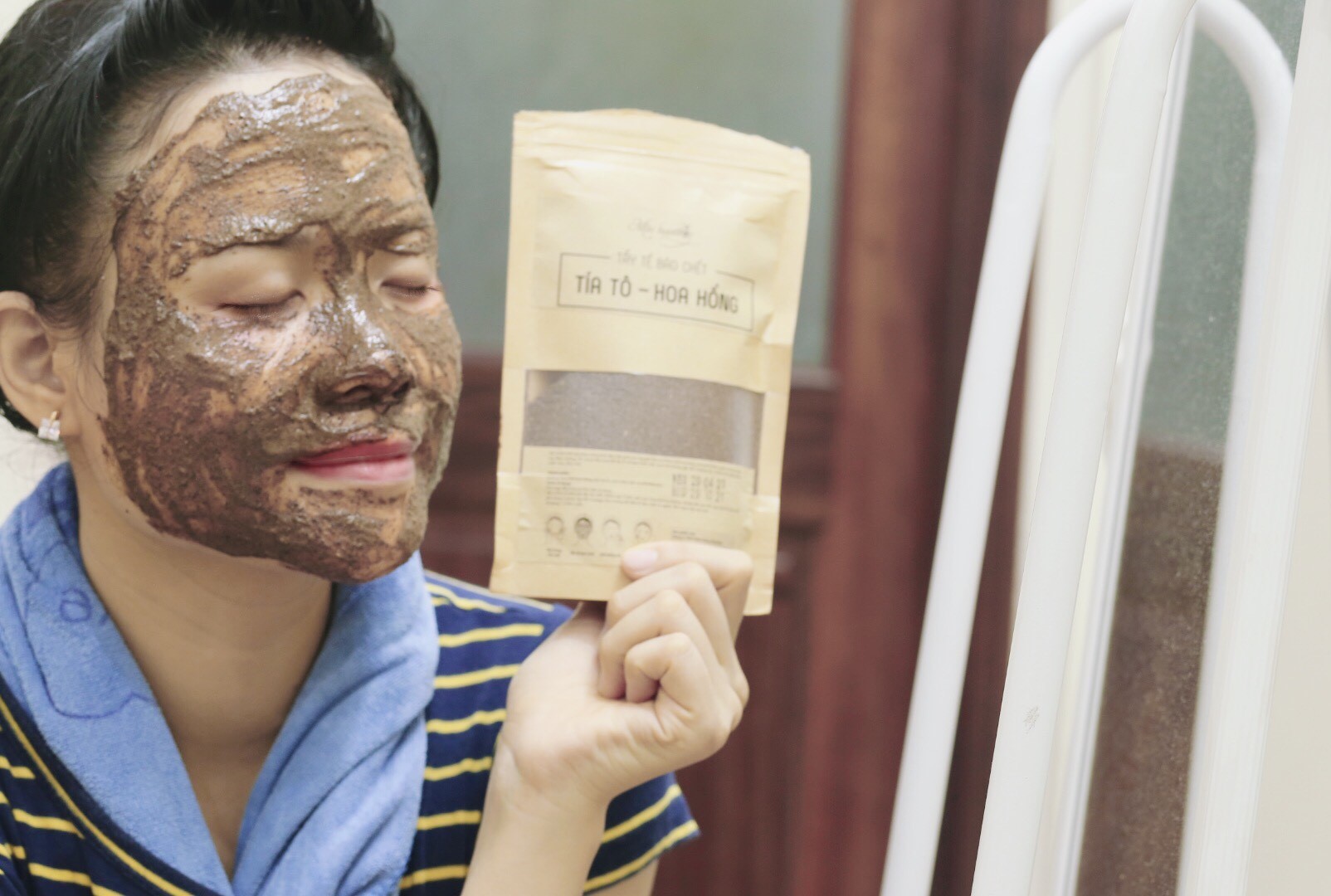 Cách dùng Tẩy tế bào chết Tía tô - hoa hồng để có làn da mướt mượt sau lần đầu tiên