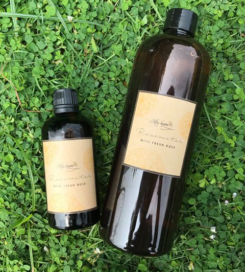 Chai nước hoa hồng Mộc Hương loại 500ml (bên phải)