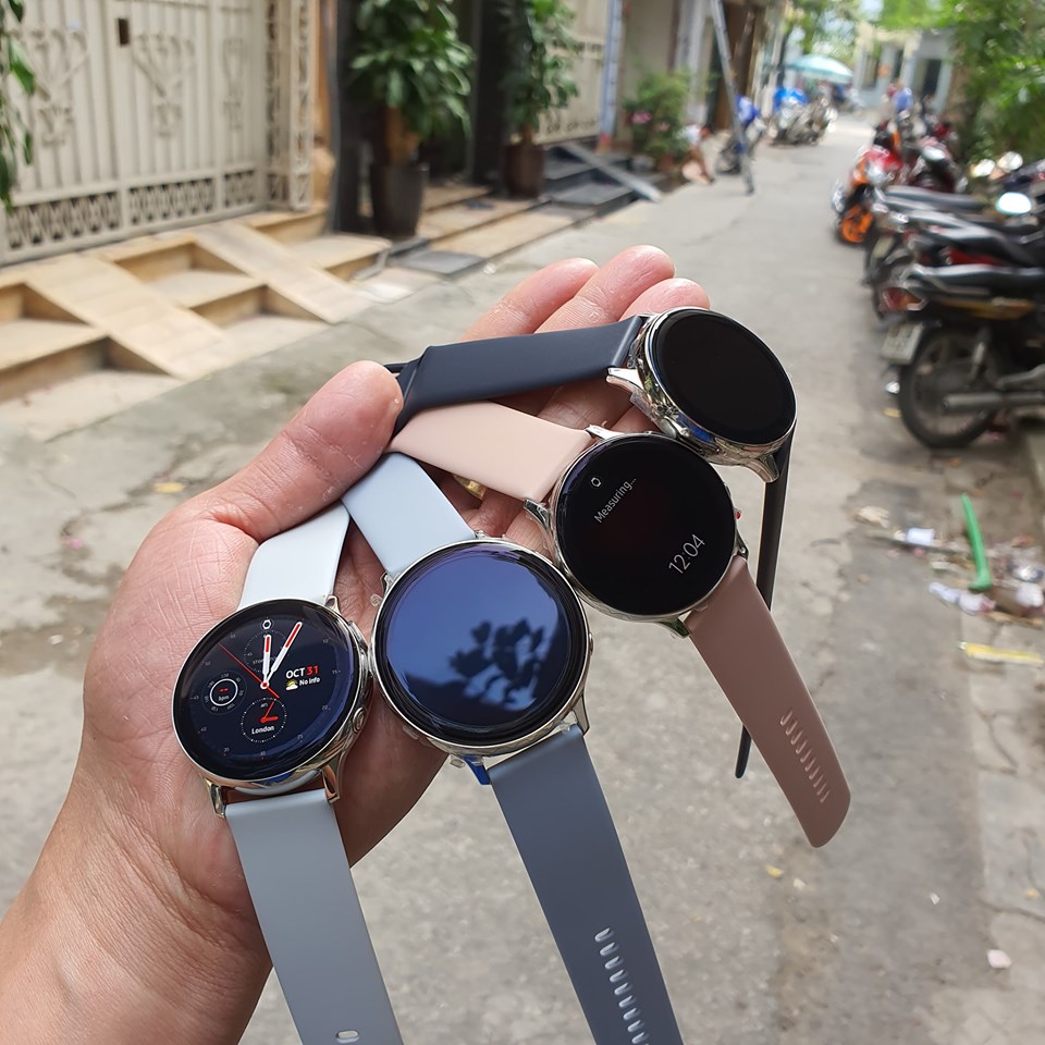 Samsung Galaxy Watch Active 2 vừa đáp ứng mọi nhu cầu của người dùng với thiết kế thanh lịch và đa dạng tính năng thông minh. Nếu bạn đang cần một chiếc đồng hồ thông minh đầy đủ các tính năng, hãy truy cập trang web của chúng tôi để xem hình ảnh chi tiết của sản phẩm này!