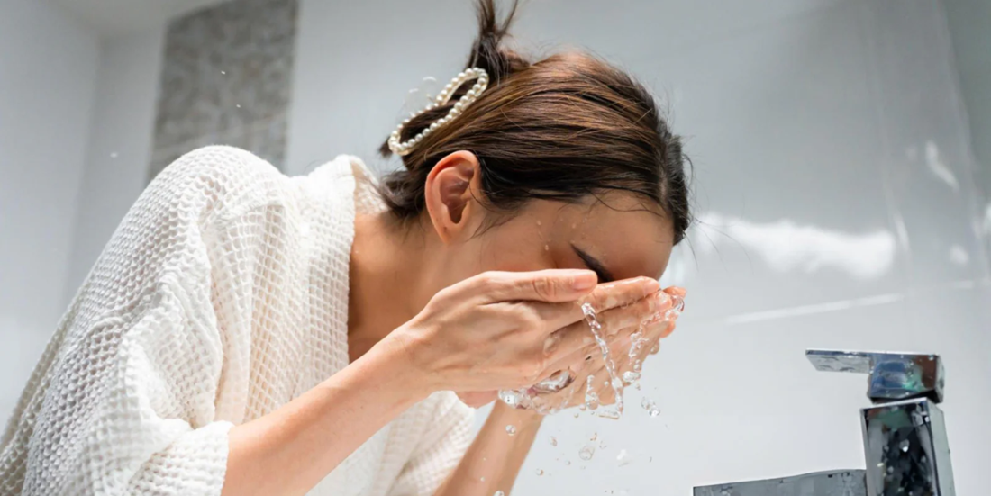 Da nhạy cảm, dễ kích ứng: Chọn sữa rửa mặt nào để làm sạch hiệu quả?