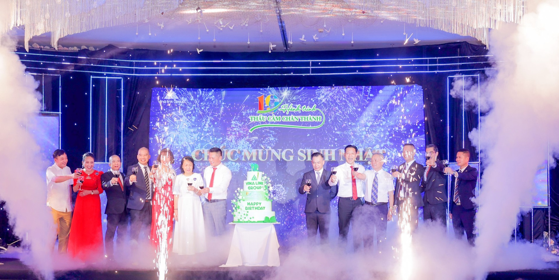 Lạc vào không gian đẳng cấp với triệu cảm xúc trong Đại tiệc sinh nhật Vinalink Group tuổi 19