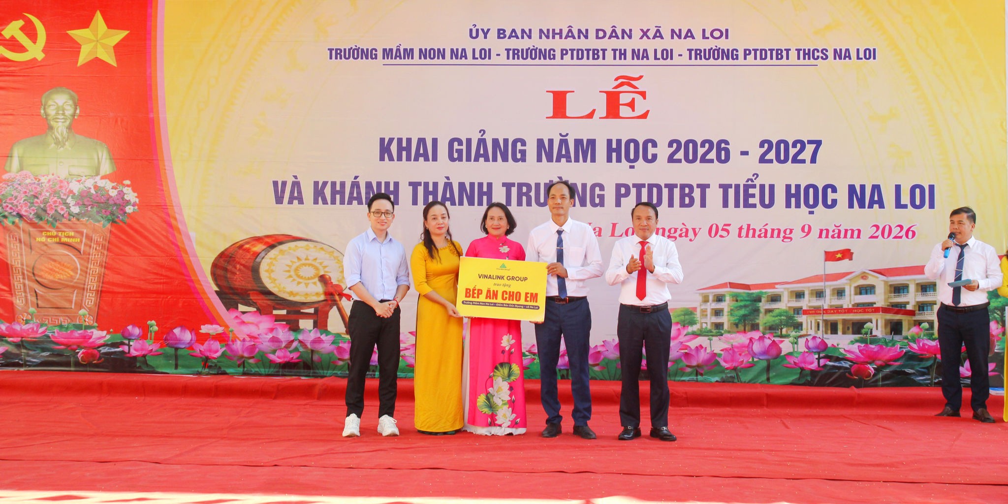 Vinalink Group nâng bước đến trường cùng học sinh nơi biên viễn