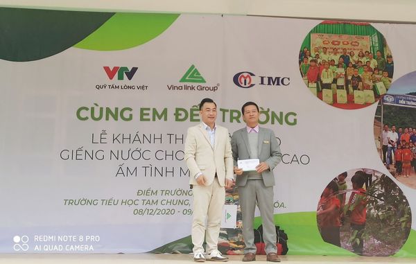 Đại diện NPP Vinalink Group trao tặng các phần quà cho học sinh trường Tiểu học Tam Chung, Mường Lát, Thanh Hóa