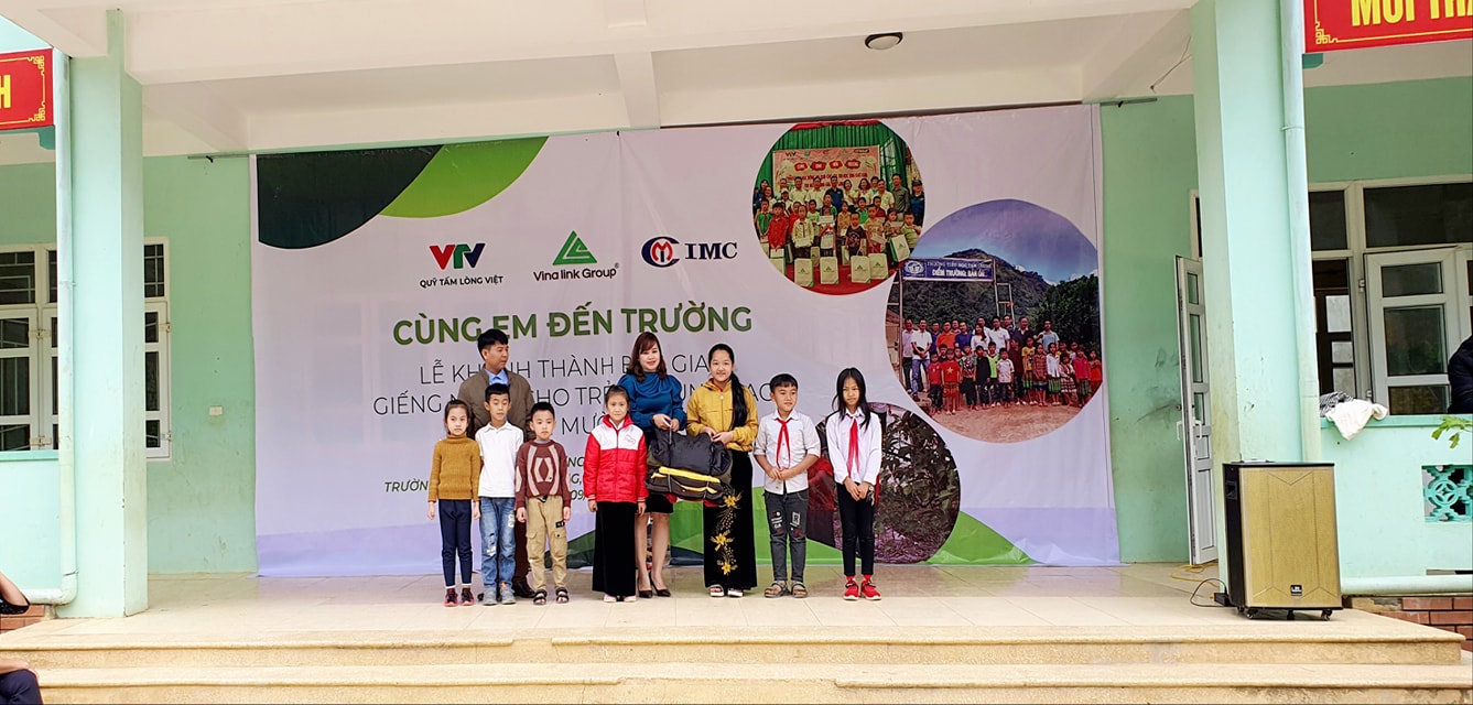 Đại diện NPP Vinalink Group trao tặng các phần quà cho học sinh trường Tiểu học Tam Chung, Mường Lát, Thanh Hóa