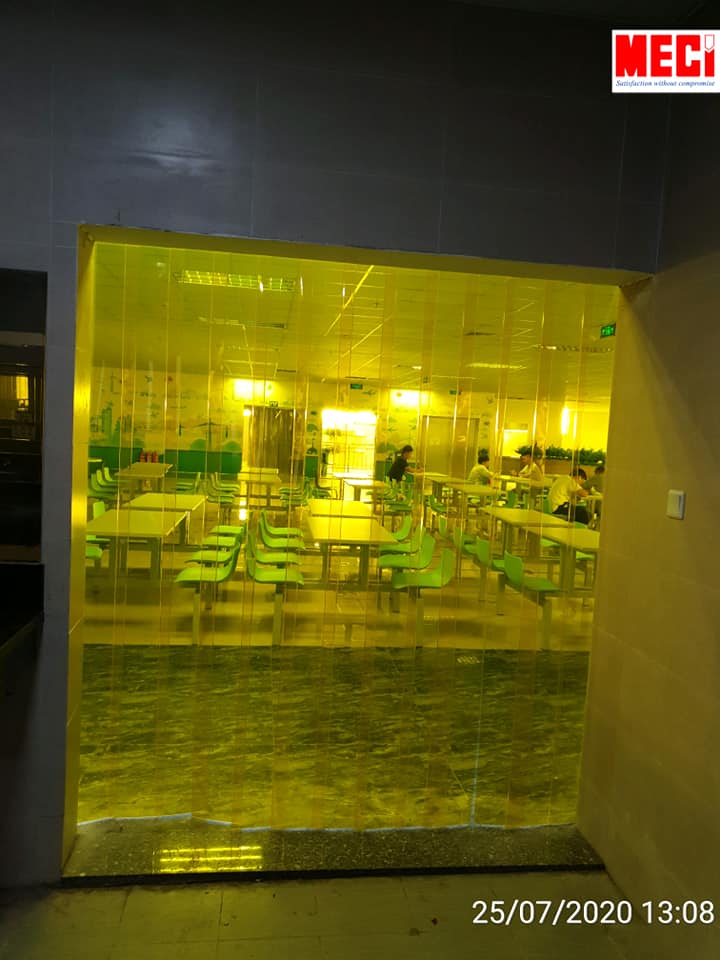 Lắp đặt Rèm nhựa pvc vàng trong ngăn côn trùng Nhà ăn tập thể tại KCN Quế Võ Bắc Ninh