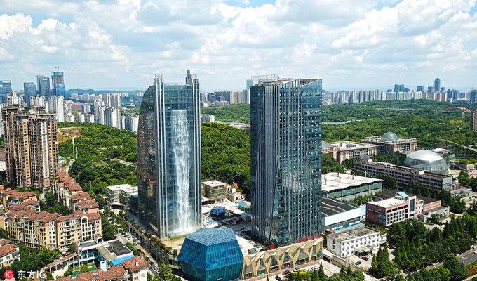 Thác nước 108m phủ trùm mặt tiền tòa cao ốc