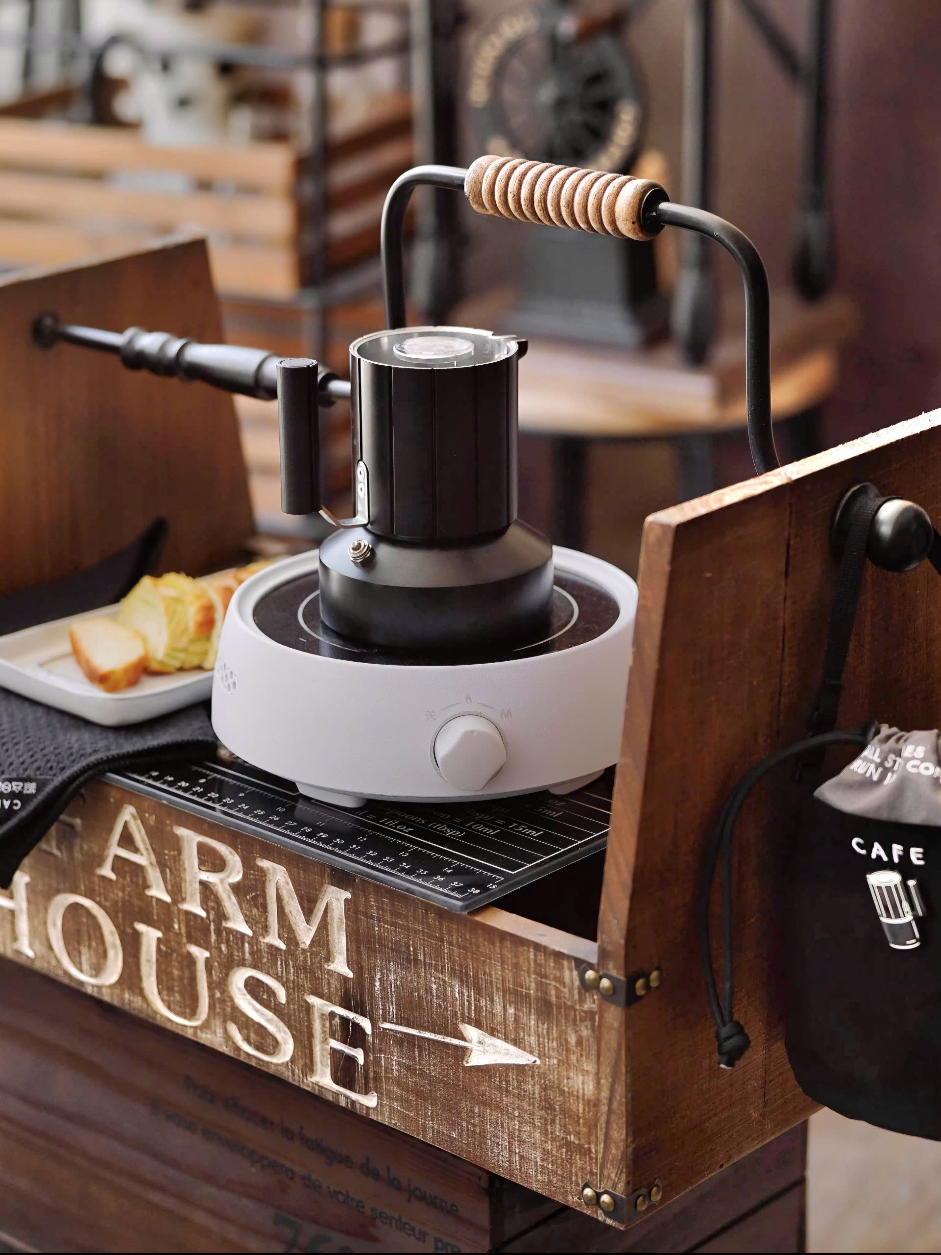 Bình Moka pot là gì? Cách pha cà phê Moka chuẩn Ý tại nhà