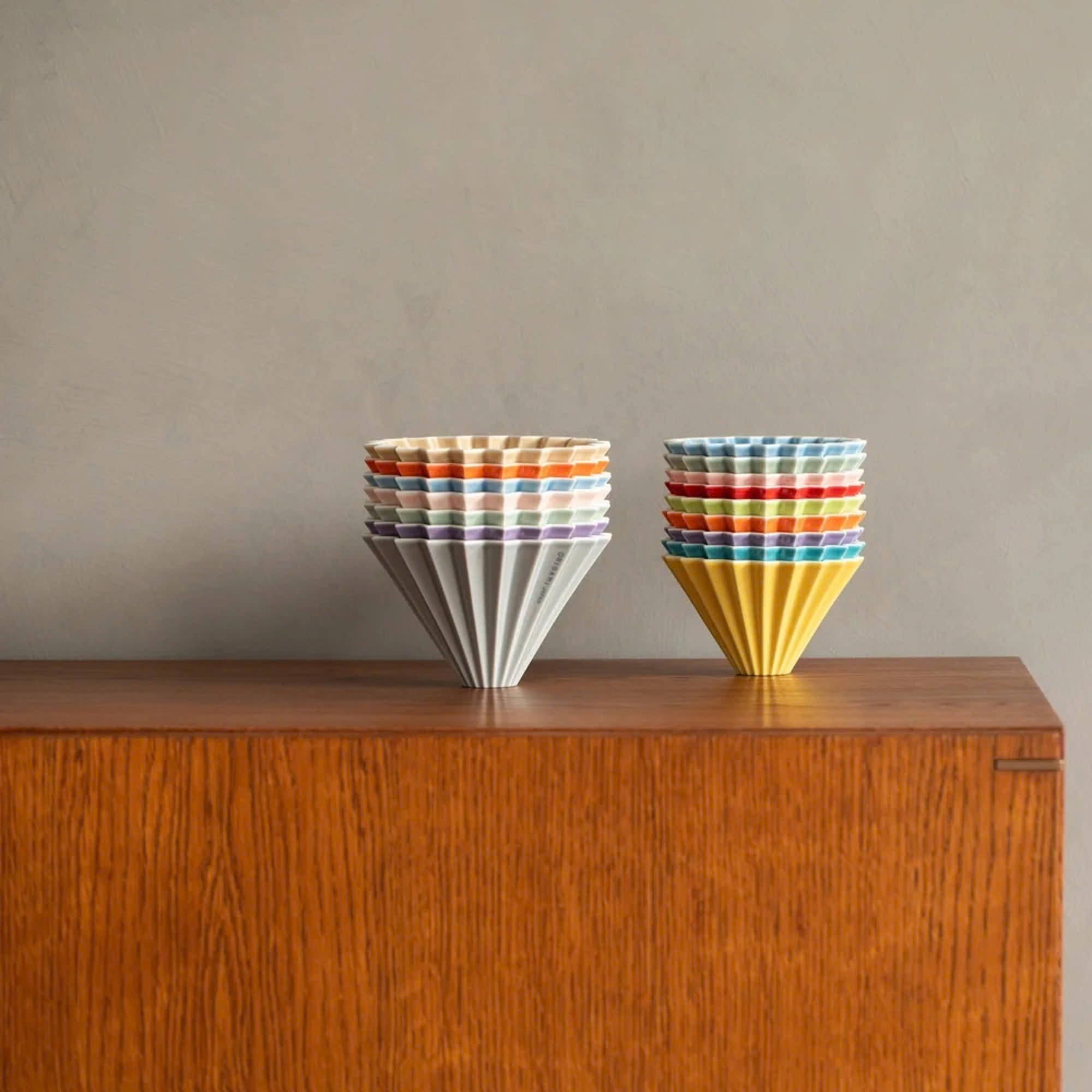 Phễu Origami sứ và nhựa Air đặt cạnh nhau để so sánh chất liệu