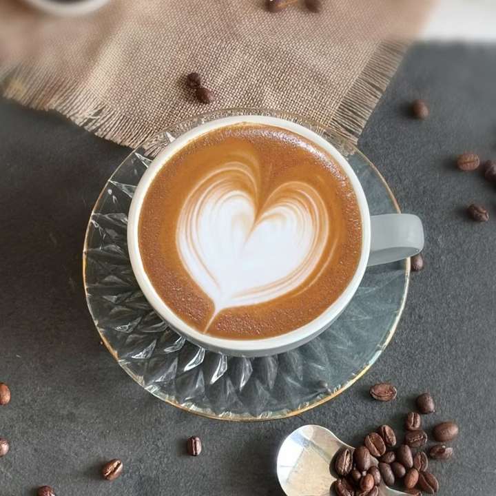 Latte art hình trái tim rót trên ly cà phê sữa, hình cơ bản nên tập đầu tiên