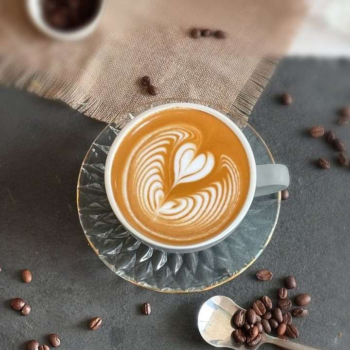Latte art hình tulip nhiều lớp cánh, tạo bằng động tác ngắt dòng rồi rót lại