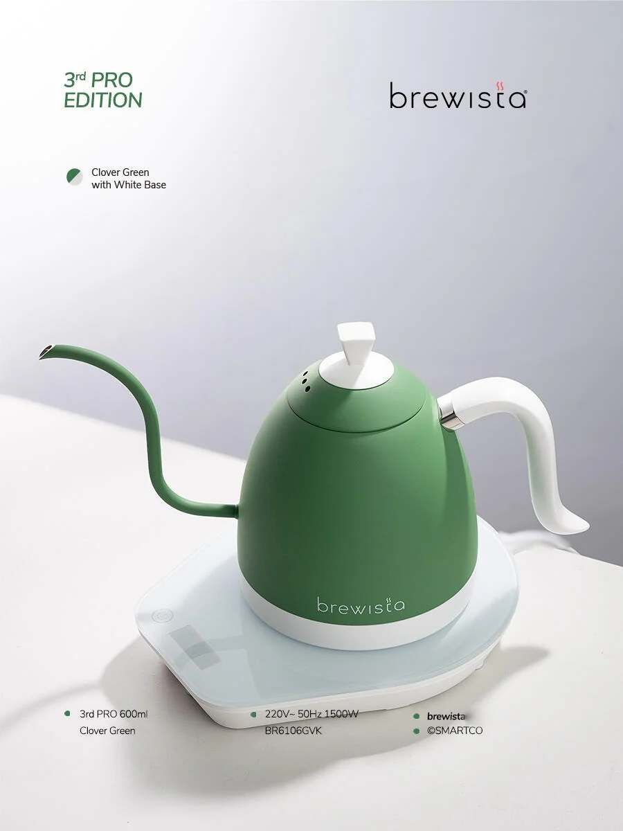 Ấm đun rót cà phê Brewista Artisan 3rd Pro Clover Green đặt trên đế điều nhiệt