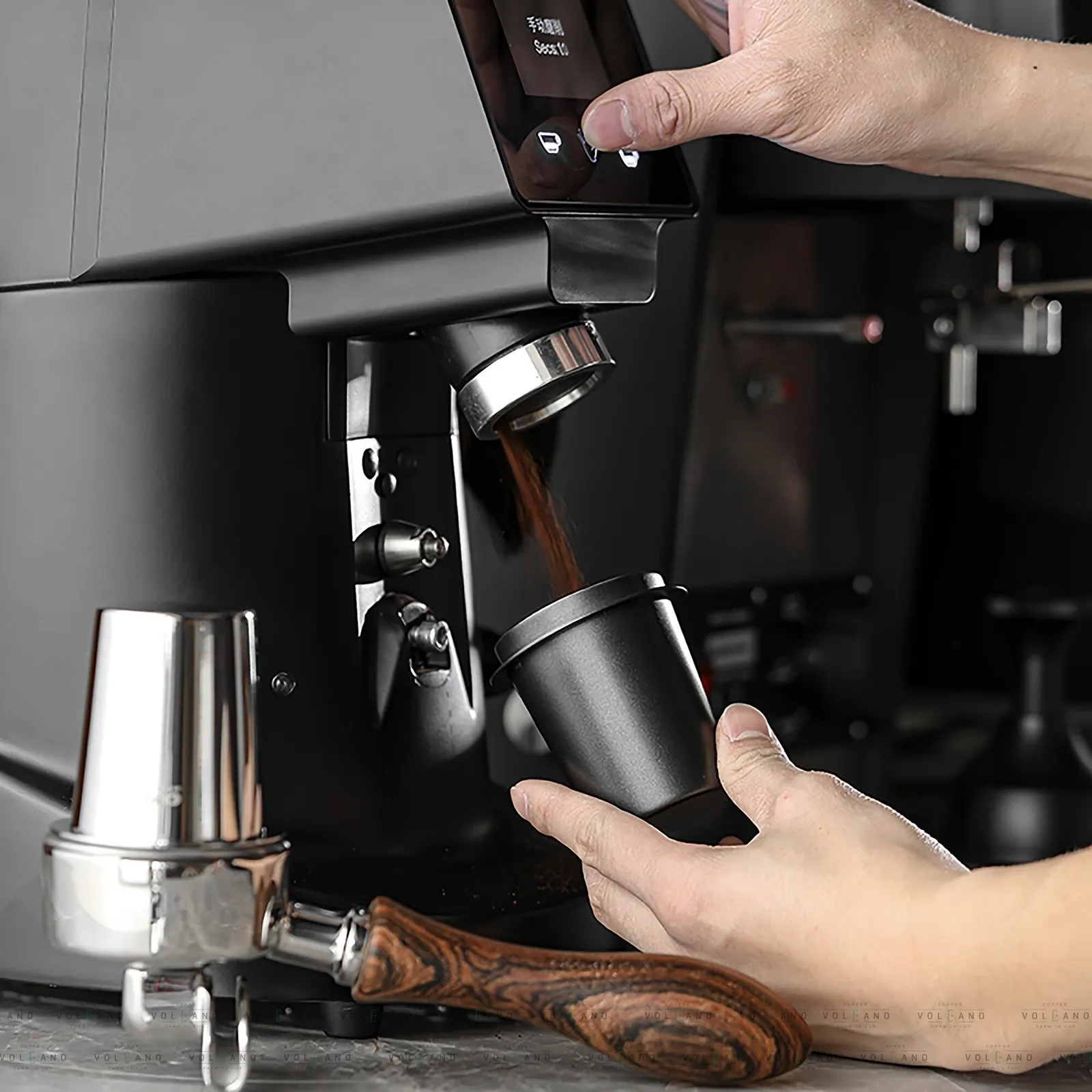 Ly dosing cup inox đặt dưới họng xả máy xay cà phê để hứng bột vừa xay