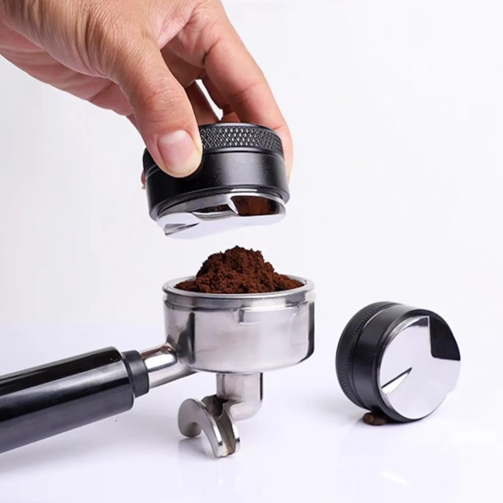 Tay xoay dụng cụ OCD trên miệng giỏ lọc để san đều mặt bột