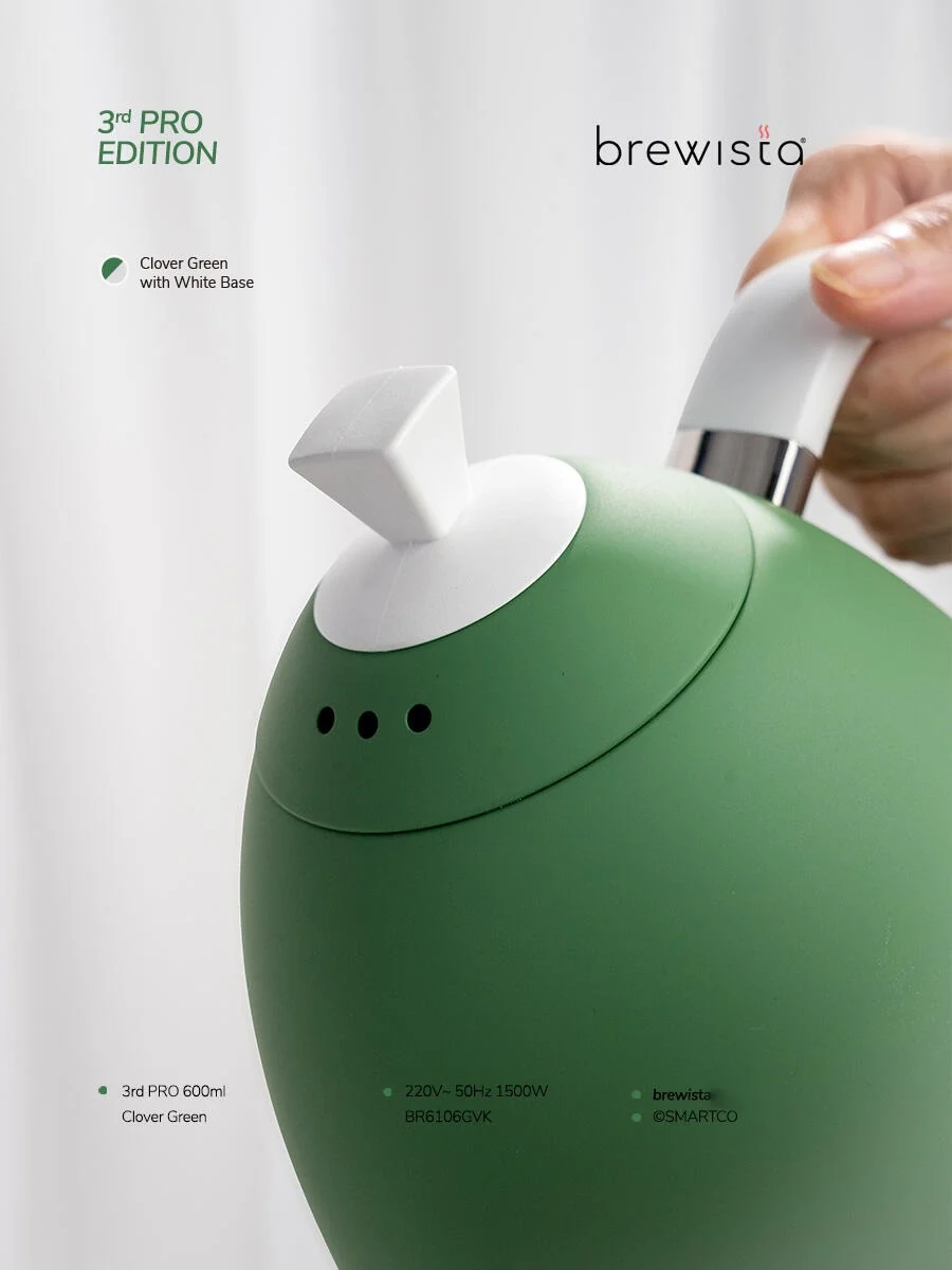 Cận cảnh nắp và tay cầm trắng của ấm Brewista Artisan Clover Green