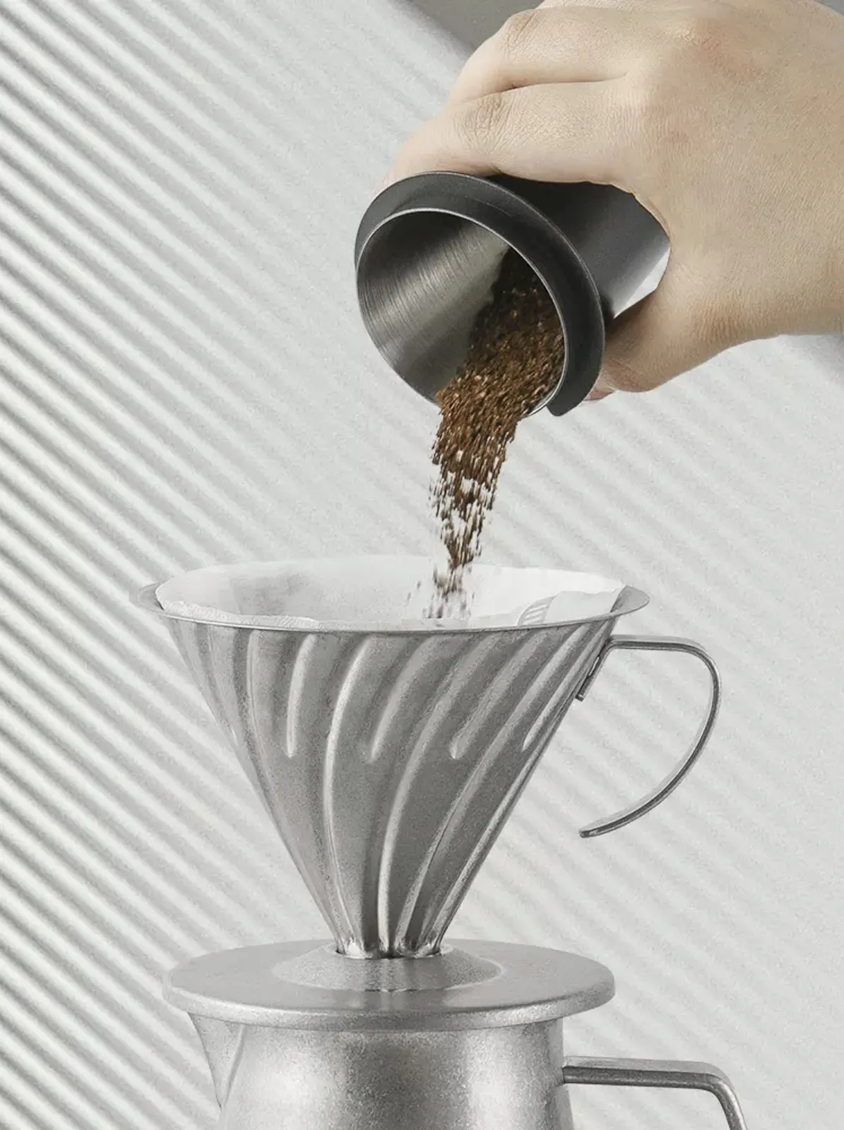 Rót bột cà phê từ ly dosing cup inox sang phễu pha kiểu drip