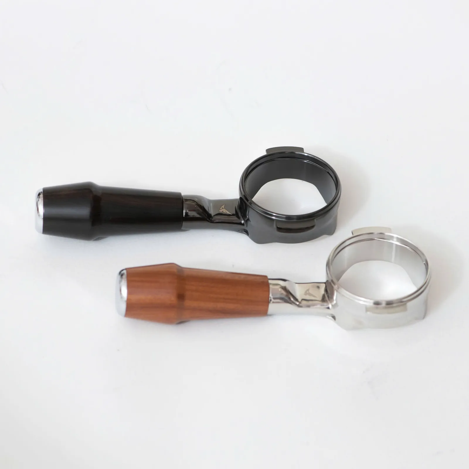Hai tay cầm gỗ Feepie không đáy 58mm hai tai đặt cạnh nhau trên nền trắng